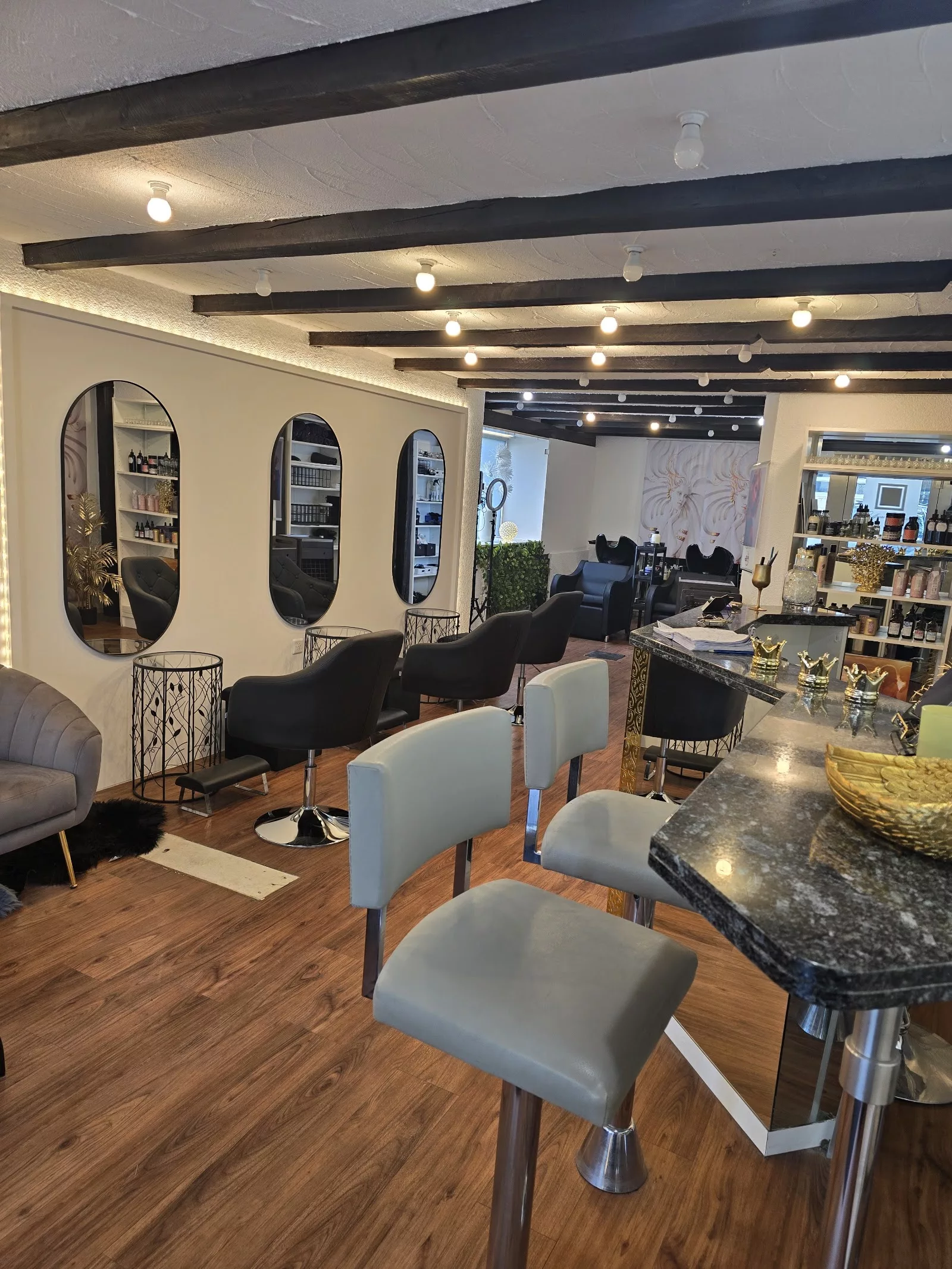 Coiffure Laura, D. Simic